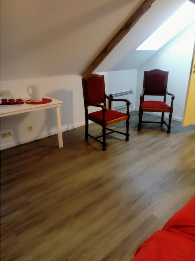 La Vieille Tour Hotell Hotton Exteriör bild